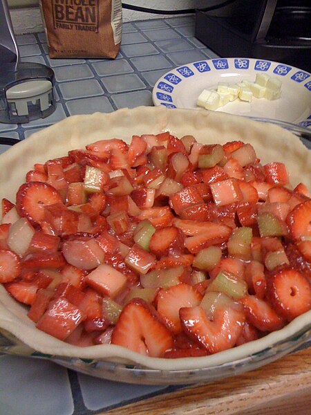 File:Filling of strawberry-rhubarb pie, April 2010.jpg