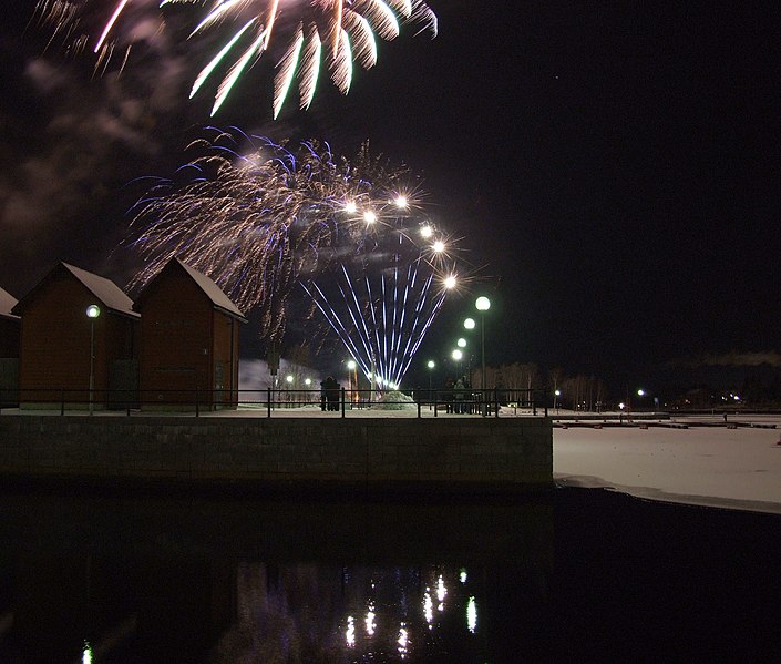 File:Fireworks Oulu 20071231.JPG