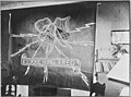«Klokke ring fred!» skrevet på norsk blendingsgardin under krigen Foto: Arkivverket/NTBs krigsarkiv [6]