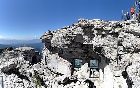 Pohled na ruiny pevnosti na vrcholu Cima Vezzena