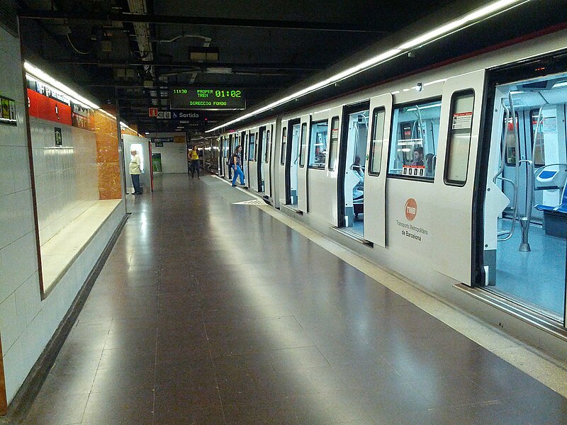 File:Front subway car has a ramp for level boarding. Other cars have a step. Arrival prediction sign. (17990715793).jpg