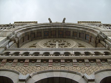 Fronton de la cathédrale Saint-Vincent-de-Paul