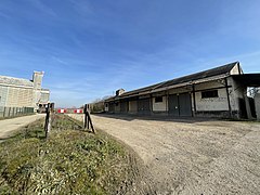 L'ancien ITE du silo et un bâtiment marchandise, en gare de La Chapelle-la-Reine.