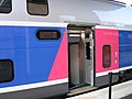 Entrée d'un wagon 1ère classe de la rame de TGV Euroduplex (2N2) numéro 4703 stationnée en gare de Besançon Franche-Comté TGV