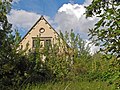 Wohnstallhaus, Seitengebäude, Scheune und Auszugshaus sowie Reste der Toreinfahrt eines Vierseithofes