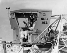 Eugene Cernan s'entraine à piloter le module lunaire Apollo avec le LLTV.