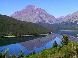 Glacier Milli Parkı Lower Medicine Lake - panoramio - Jim Helvey.jpg
