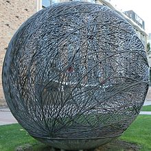 Een bolvormig bronzen beeld met een diameter van drie meter, vervaardigd uit gesoldeerde koperdraad