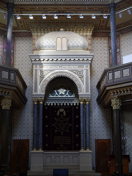 File:Györ Synagoge Innen Innen Thoraschrein.JPG