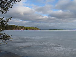 Järvi pohjoisrannalta kaakkoon päin nähtynä