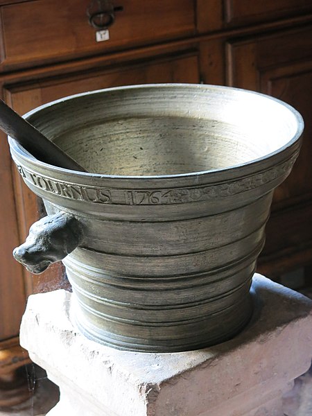 File:Hôtel-Dieu de Tournus (apothecary mortar).jpg