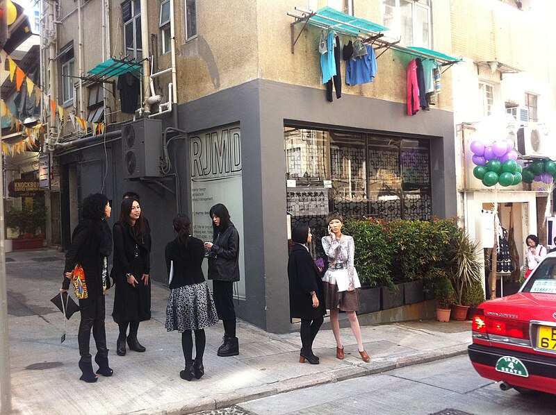 File:HK 上環 Sheung Wan 太平山街 Tai Ping Shan Street Joyce staff Visitors Jan-2012.jpg