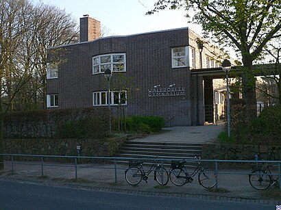 So kommt man zu Walddörfer Gymnasium mit den Öffentlichen - Mehr zum Ort Hier