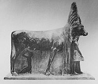 Vache Hathor avec deux représentations d'Amenhotep II, aujourd'hui au Musée égyptien du Caire.