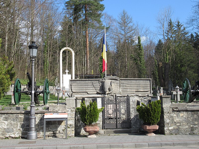 File:Heroes Cemetery, Sinaia 02.jpg