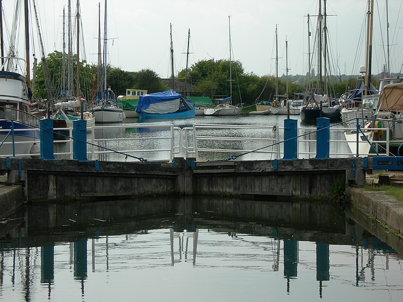 File:Heybridge Sea Lock - panoramio - Lee Garton.jpg