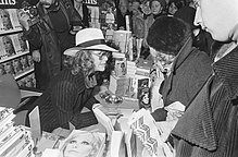 Knef beim Signieren ihrer Bücher in Amsterdam (1975)