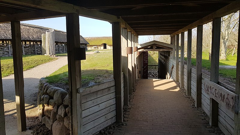 File:Hjemsted Oldtidspark - trappe ned til museet.jpg