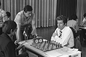 Albin Planinc (left) vs. Boris Spassky in 1973 IBM-schaaktoernooi, Planinc en Spasski (rechts) met wedstrijdleiding, Bestanddeelnr 926-5874.jpg