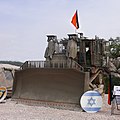 דחפור די-9 משוריין מדגם D9R עם מיגון כלוב ומאג