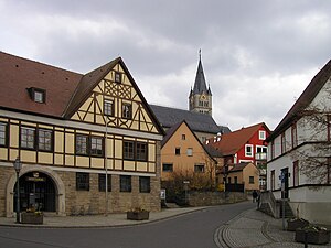 Gradska vijećnica Igersheim i katolička crkva St. Michael.jpg