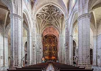 Nave central da igreja de São Miguel, Jerez de la Frontera, Espanha. A igreja tem três naves, sendo a central maior do que as laterais. Os pilares são decorados com motivos góticos e baldaquinos muito diversos. O altar data de 1609 e é obra de Juan Martínez Montañés. A construção do templo começou em 1484 por ocasião de um visita dos Reis Católicos a Jerez de la Frontera, mas levou vários séculos até ser concluída, resultando em uma mistura harmoniosa de elementos do gótico tardio, renascimento e barroco. (definição 6 135 × 4 318)