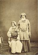 Mujeres georgianas ingiloi del pueblo de Kakh con elegantes trajes nacionales (1883)