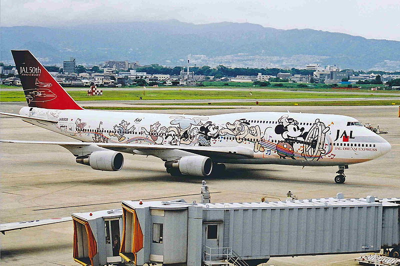 File:JA8908 1 B747-446D JAL Japan Airlines(Dream Exp) ITM 13JUL01 (7062504981).jpg