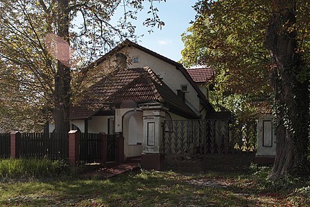 English: Jarnatów - the palace's guardhouse Polski: Pałac w Jarnatowie - kordegarda