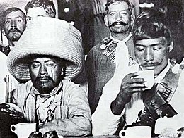 Jefes Zapatistas v restauraci Sanborns.jpg