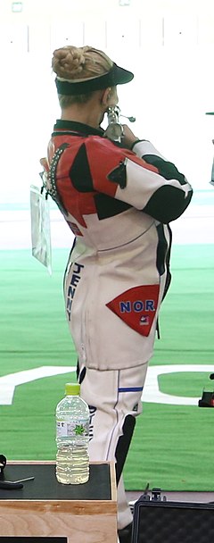 Jenny Stene ved de olympiske sommerleker i 2020 50m rifle 3 -posisjon, 27. juli 2021 i Tokyo, Japan.  (51349821545) (beskåret) .jpg