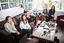 Juna de Leeuw met haar moeder en zusjes bij een slingertrainer thuis voor een film.jpg