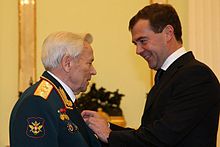 Dmitriy Medvedev Mixail Kalashnikovni 90 yoshga to‘lishi bilan tabrikladi va Rossiya Qahramoni “Oltin yulduz” medalini topshirdi