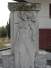 Споменик во селото