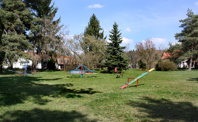 File:Kněžice, Osek, playground.jpg