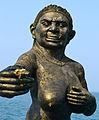Статуя морской великанши у пристани