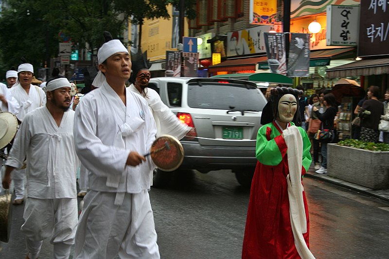 File:Korea-Seoul-Insadong-Festival parade in 2006-01.jpg