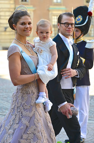 File:Kronprinsessan Victoria, prinsessan Estelle och Prins Daniel-4.jpg