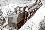L'eau à Sfax - un transport direct par 'Decauville' tracté soit par des dromadaires ou des mulets, soit par des locomotives au benzol, fut utilisé (livret Pont-à-Mousson 1911-1914).gif