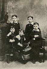 Léon Blum enfant (sous la flèche) et ses frères durant la décennie 1880.