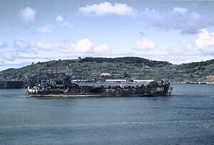 LST-1082, com pontões amarrados ao lado, fundeado em frente a uma pequena vila de pescadores perto de Sasebo, Japão, 23 de setembro de 1945