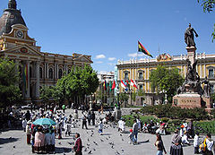 Plaza Murillo mei parlemintsgebouwen (l.) en presidinsjeel paleis (rj.)