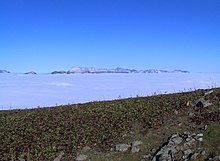 Vue du massif de la Chartreuse depuis la chaîne de Belledonne par-delà le Grésivaudan recouvert d'une mer de nuages jusqu'à une altitude d'environ 1 300 mètres : au maximum du Riss, les vallées noyées sous le glacier de l'Isère devaient offrir un paysage similaire.