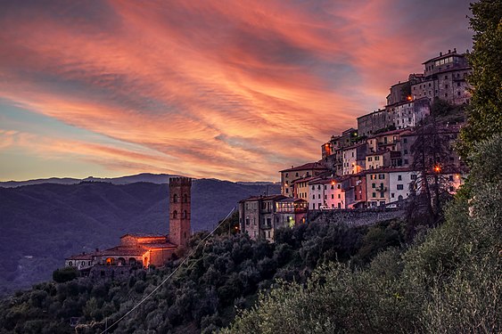Vellano (panoramica) Autore: Marco Pardi Licensing: CC BY-SA 4.0