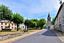 Place de la Mairie met gemeentehuis en kerk van Combressol