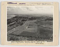 Nichols Field aanloopbaan, met Manila in die agtergrond, foto voor 1941 geneem.