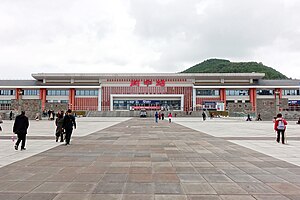 阆中站站房及广场（2018年10月）