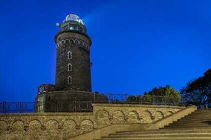 Vista noturna do farol de Kołobrzeg na costa polonesa do mar Báltico, baía da Pomerânia, localizado na cidade de Kołobrzeg, Pomerânia Ocidental, Polônia. (definição 5 275 × 3 507)