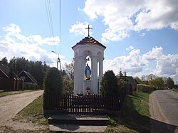 Святыня на перекрестке в деревне