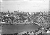 A turn of the century perspective of the bridge, taken northward from Vila Nova de Gaia